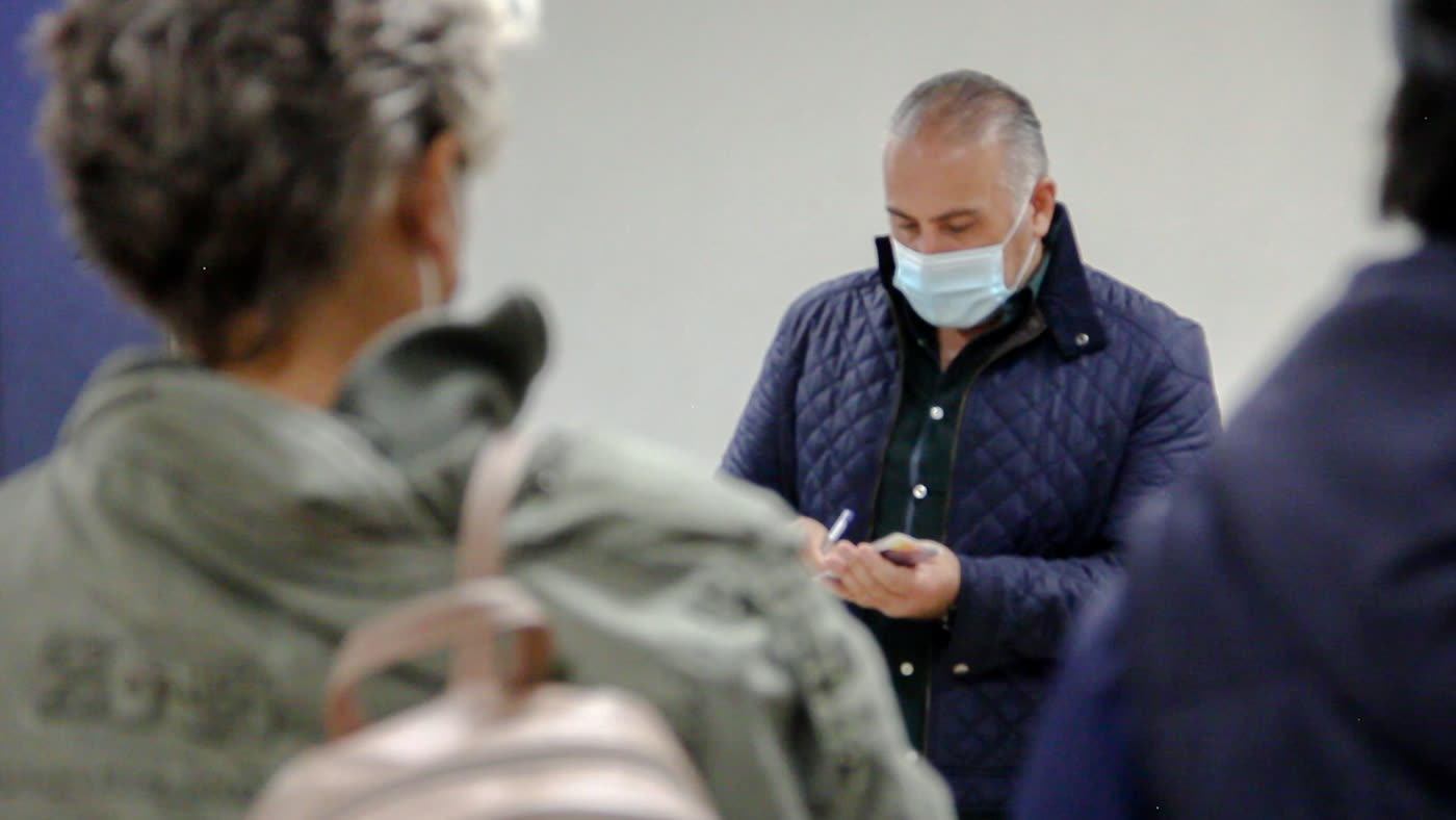Acompañamiento a una persona adulta mayor durante la jornada de lentes.
